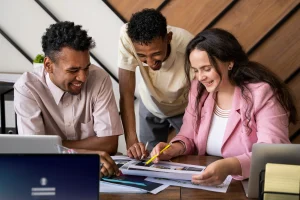 Jovem trabalhador organizando finanças pessoais e aprendendo educação financeira no primeiro emprego