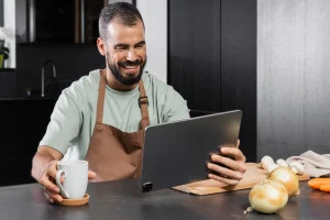 Jovens desenvolvendo habilidades de empregabilidade no ambiente profissional