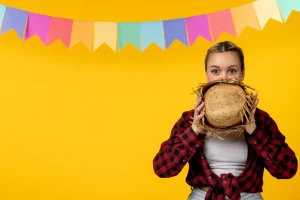 Pessoas dançando quadrilha durante uma Festa Junina tradicional