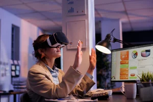 Jovens profissionais desenvolvendo habilidades do futuro em ambiente corporativo com tecnologia e colaboração