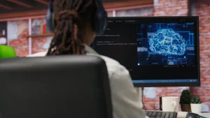 Jovem utilizando inteligência artificial para aprender e desenvolver habilidades profissionais