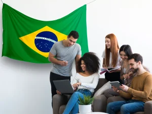 Jovens inspirados pelos craques da Copa do Mundo aprendendo sobre trabalho em equipe e desenvolvimento profissional