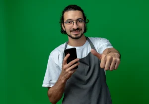 Jovem utilizando LinkedIn Instagram e TikTok para fortalecer presença profissional e oportunidades de emprego