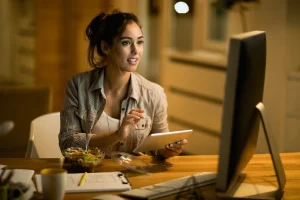 Jovem construindo marca pessoal profissional nas redes sociais usando smartphone e notebook