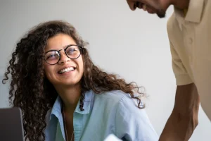 Jovens profissionais desenvolvendo maturidade emocional no trabalho durante conversa em equipe