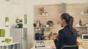 Jovem profissional buscando oportunidade no mercado de trabalho sem experiência durante entrevista