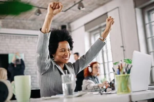 Jovens participando de atividades culturais e educativas durante o mês de junho