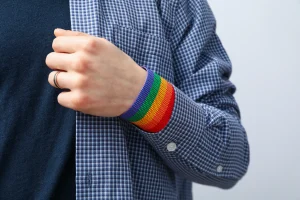celebrando o Mês do Orgulho LGBTQIA+ com bandeiras coloridas