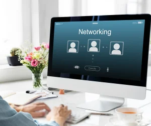 Jovens profissionais conversando durante um evento de networking e criando conexões para oportunidades de carreira.