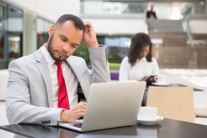 Candidato participando de uma entrevista de emprego em ambiente corporativo para sua primeira oportunidade profissional.