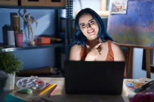 Jovem profissional refletindo sobre autoconfiança e desenvolvimento de carreira