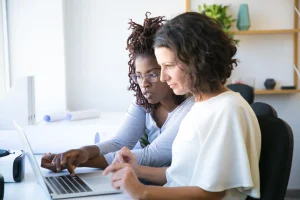 ovens profissionais colaborando em equipe e desenvolvendo habilidades comportamentais no ambiente de trabalho.