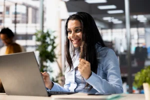 Jovem profissional planejando metas para o segundo semestre em uma mesa com notebook, agenda e café.