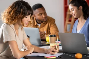 Jovem estudando em um notebook e desenvolvendo novas habilidades para crescer profissionalmente.