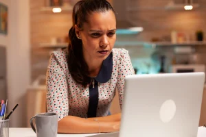Profissional fazendo uma pausa no ambiente de trabalho para respirar e reorganizar a rotina, representando a prevenção do burnout.