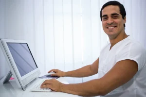 Jovem profissional em um ambiente corporativo apresentando ideias durante uma reunião, demonstrando iniciativa, comunicação e protagonismo para se destacar no mercado de trabalho.