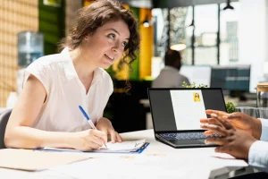 Jovem profissional planejando sua carreira em um notebook, organizando metas, estudos e objetivos para crescer no mercado de trabalho.