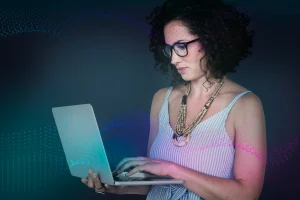Profissionais de Recursos Humanos analisando indicadores de gestão de pessoas em um painel digital durante uma reunião estratégica.