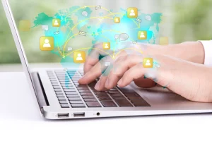 Jovem utilizando um notebook com ícones de cadeado e proteção de dados, representando boas práticas de segurança digital.