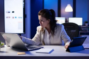 Profissional estudando novas tecnologias em um notebook para desenvolver competências por meio de upskilling e reskilling.