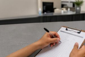 Jovem aprendiz conversando com um supervisor em um corredor sobre sua frequência no trabalho