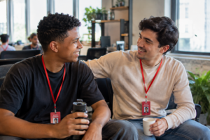Colegas de trabalho conversando e se apoiando durante uma pausa no escritório