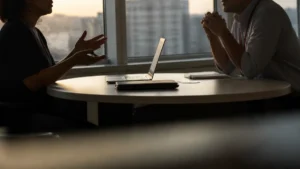 Lidar com pessoas difíceis no trabalho, duas pessoas conversando em lados opostos da mesa