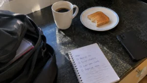 Rotina produtiva pela manhã, café, torrada e lista do dia na bancada da cozinha